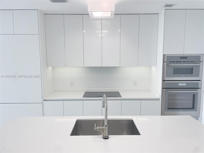 Foto del edificio - 700 NE 24th St