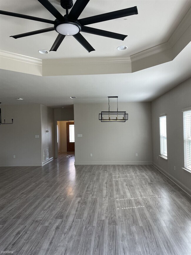 Building Photo - 4 br, 2 bath House - 119 Clear Springs Circle