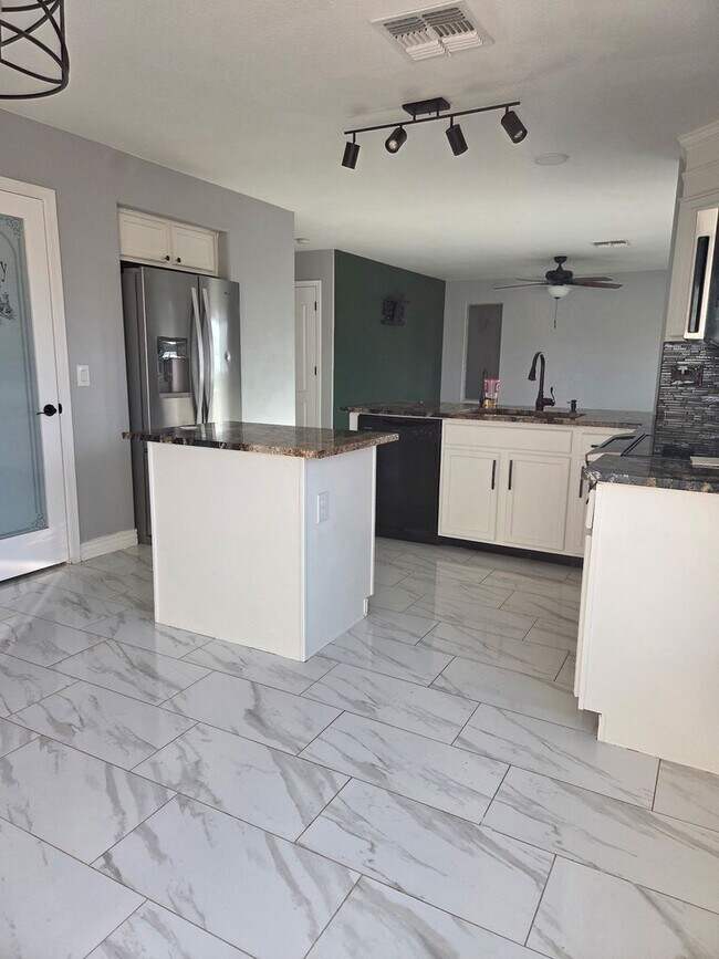 Foto del edificio - 2 STORY REMODELED HOME FREE RENT ON APPROVED CREDIT