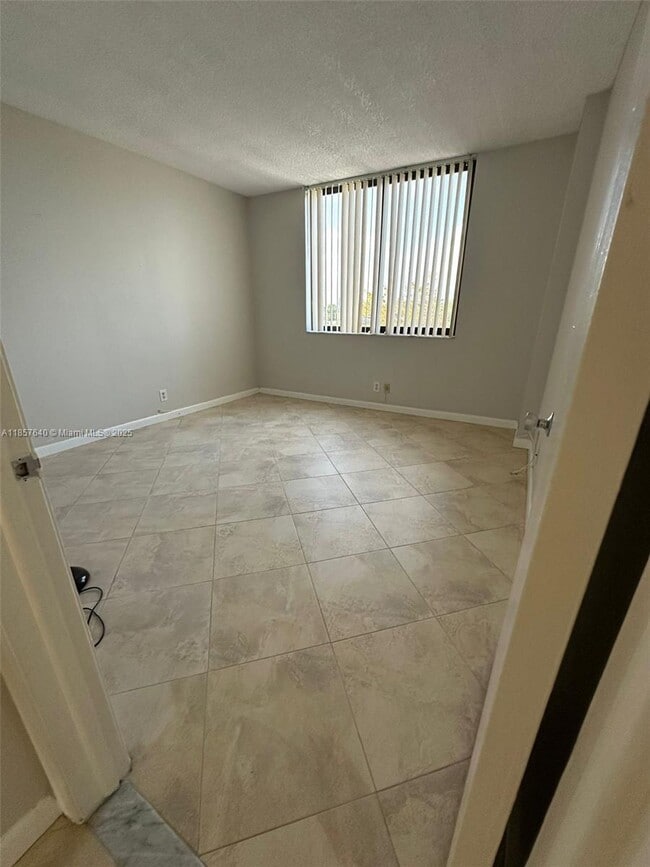 Foto del edificio - 901 Hillcrest Dr