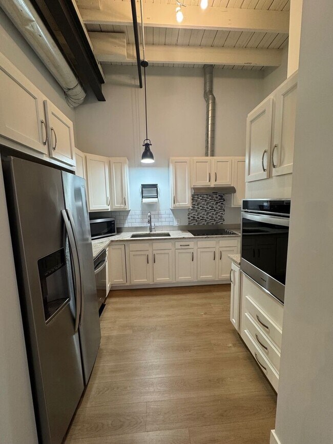 Foto del edificio - Beautiful 2 Bedroom 2 Bath Apartment on Ma...