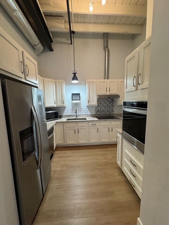 Building Photo - Beautiful 2 Bedroom 2 Bath Apartment on Ma...