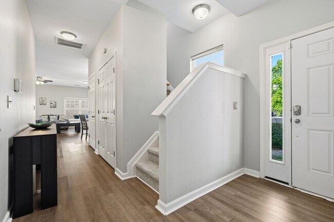 Foto del edificio - FULLY FURNISHED - Upgraded End-Unit Retreat | 3BR/2.5BA, Dedicated Office Space & Private Garage ...