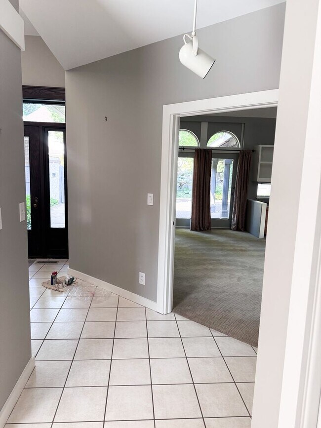 Building Photo - 3 bed 2.5 bath with the perfect blend of c...