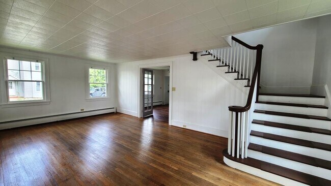 Building Photo - 616 Elm St