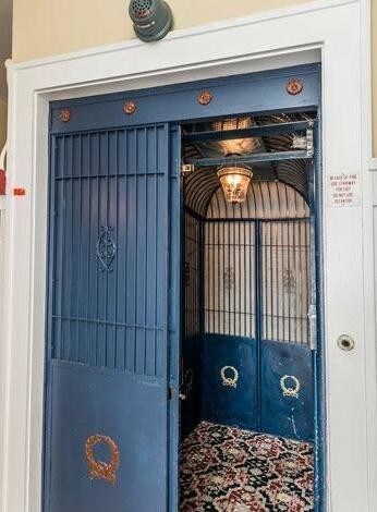 Ascensor antiguo en funcionamiento - 1155 Leavenworth St