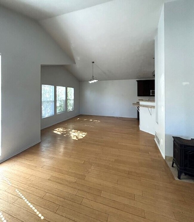 Building Photo - Townhome for Rent in Millcreek!
