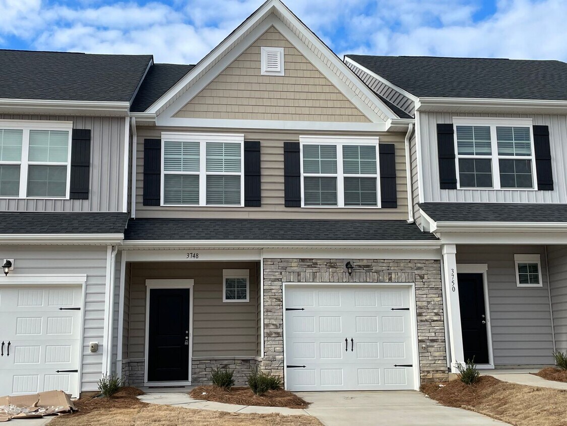 Primary Photo - Immaculate Three Bedroom Townhouse in Terrell