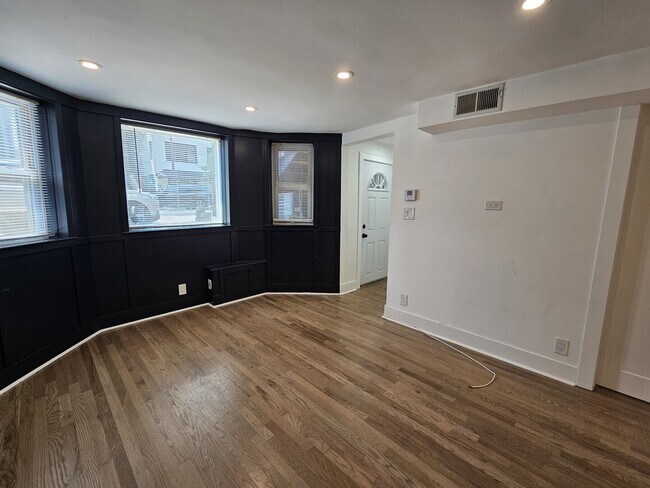 Foto del edificio - 2541 N Southport Ave