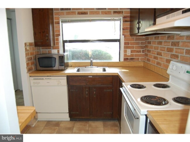 Building Photo - 2027 Valley Dr