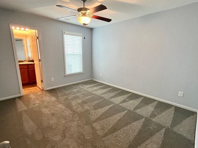 Building Photo - 3BR 3BTH Townhome with Screened patio and ...