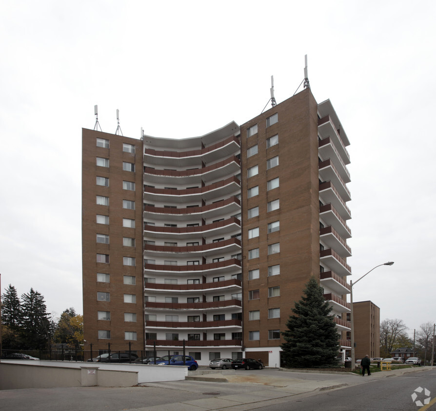 Building Photo - 121 Allan St
