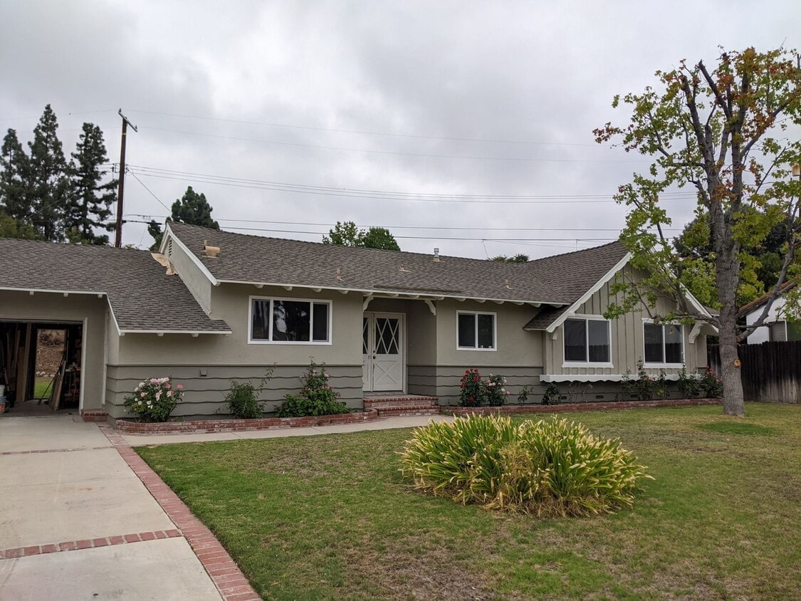 Primary Photo - 3 bed, 2 bath single story home - JUST REM...