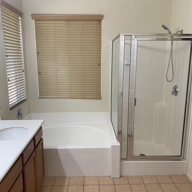Building Photo - 4 BEDROOM VICTORVILLE HOME