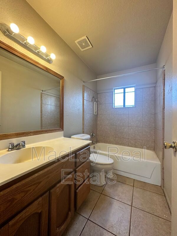 Foto del edificio - 2227 N 24th Pl