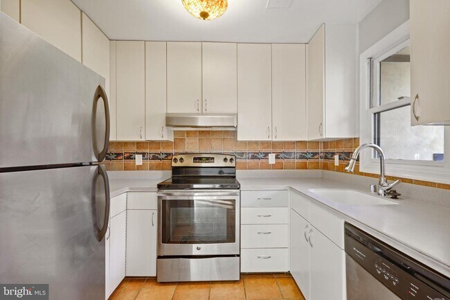 Building Photo - 4202 Roland Ave