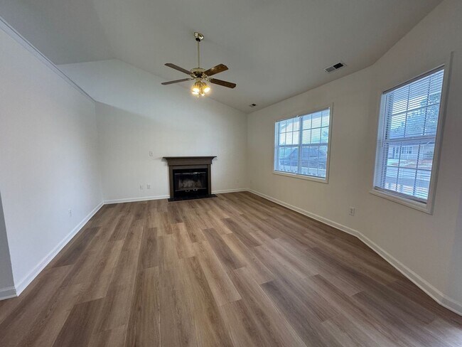 Foto del edificio - Charming 3 bedroom home in the Hubert area