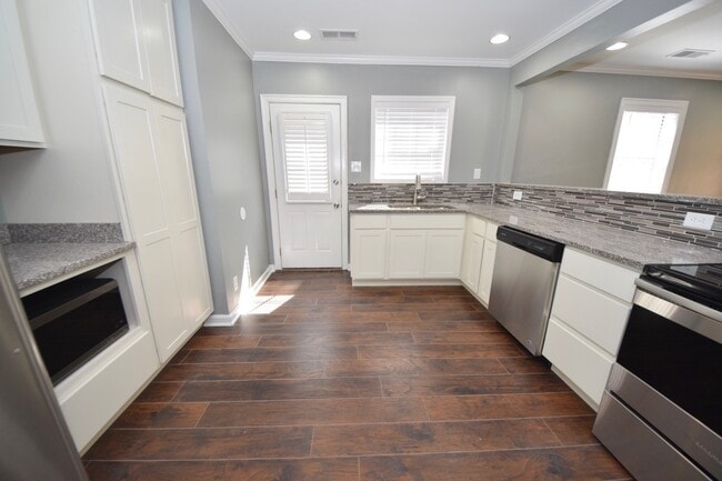 Building Photo - 4 Bed, 2 Bath Near Chickasaw Gardens in Ga...