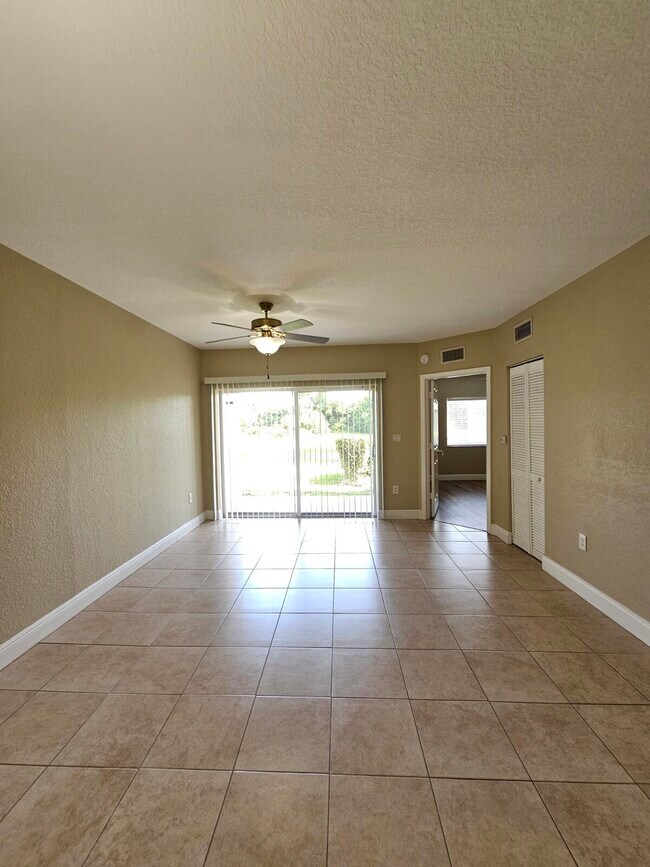 Foto del edificio - 1049 Golden Lakes Blvd