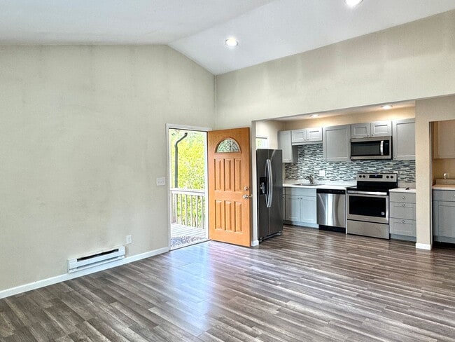 Building Photo - James Lane Duplex