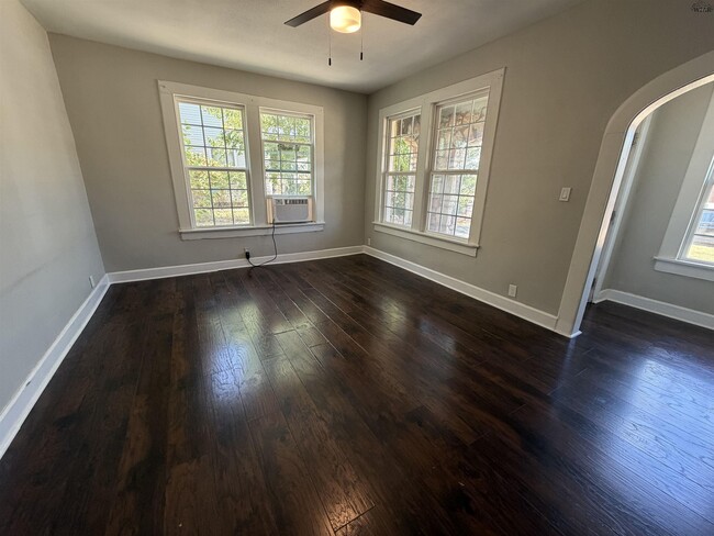 Building Photo - 1202 Austin St