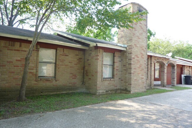 Building Photo - 8916 Carousel Ln