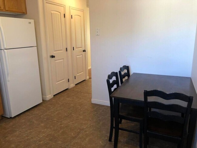 Building Photo - 2 Bedroom 1 bath Twin Home in a Great Area