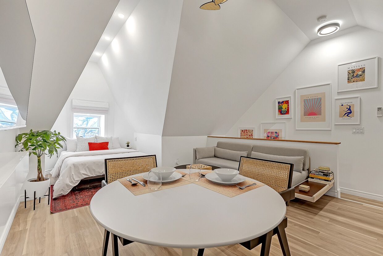 Primary Photo - 195 Osler St