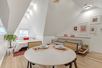 Building Photo - 195 Osler St