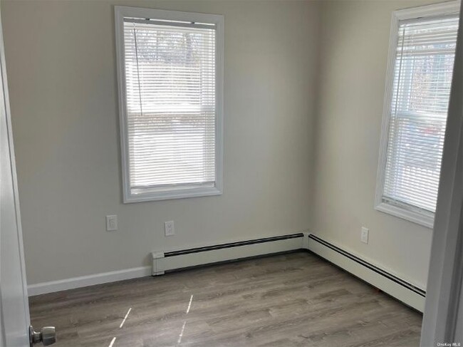 Building Photo - 629 Lakeway Dr