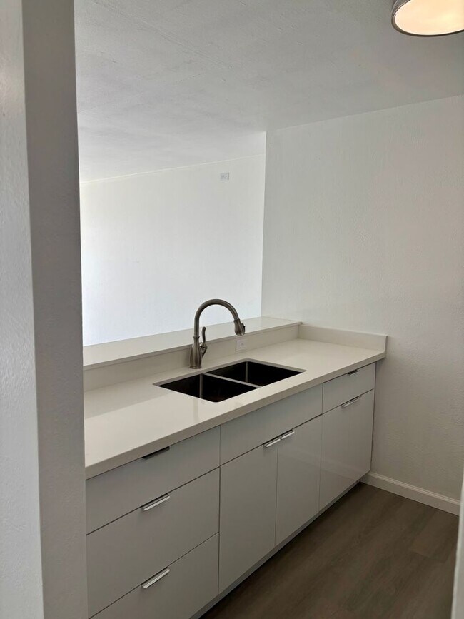 Foto del edificio - AVAILABLE NOW | Fully Renovated One Bedroo...