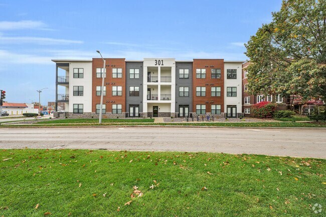 Downtown Champaign Apartments for Rent with Extra Storage - Champaign ... - Luxury Penthouse Rentals With Private Elevator Champaign