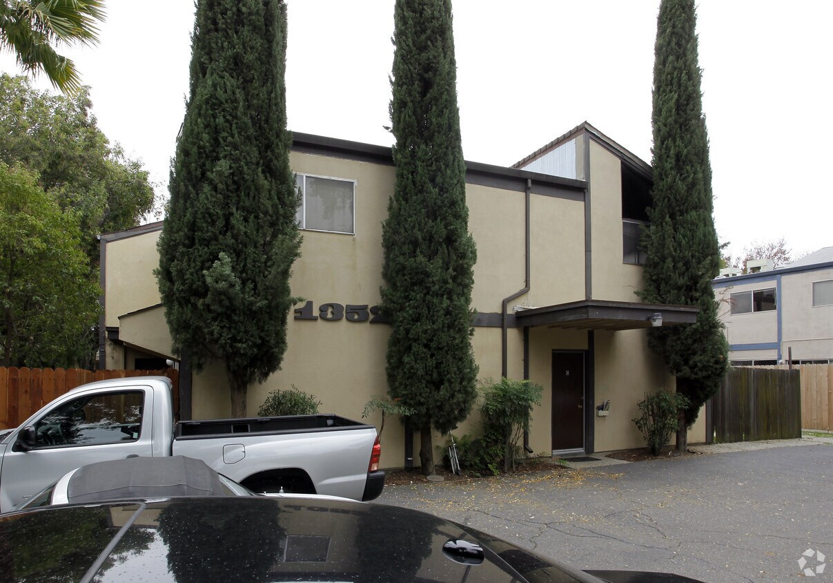 Primary Photo - 1352 Drake Dr