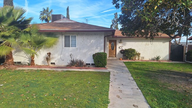 Foto del edificio - Charming 4 Bedroom 2 Bathroom home with Bonus Room Near Planz Park!