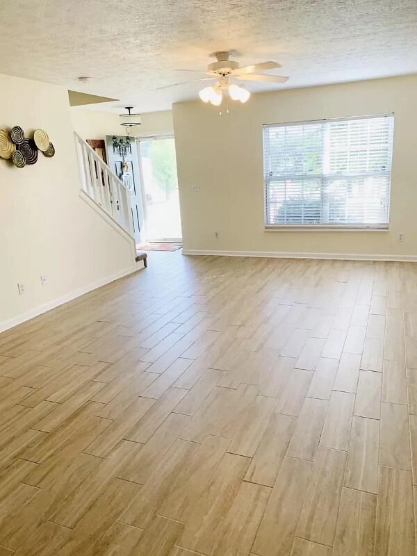 Foto del edificio - 903 Seven Oaks Blvd