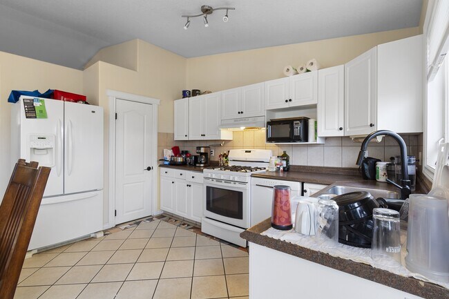 Building Photo - 9321-9369 69 Ave