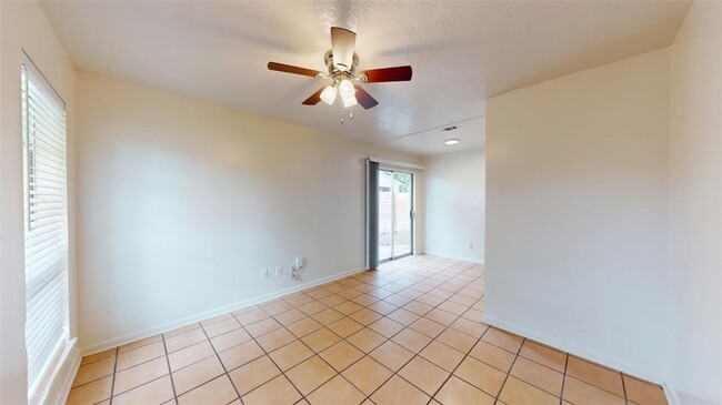 Building Photo - 922 Navarro Dr