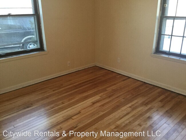 Building Photo - 4 br, 1 bath House - 5945 N 39th St