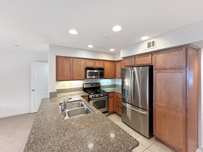 Foto del edificio - Stunning 2BD/2BA w/ In-Unit Laundry and Attached Garage in Midway District!