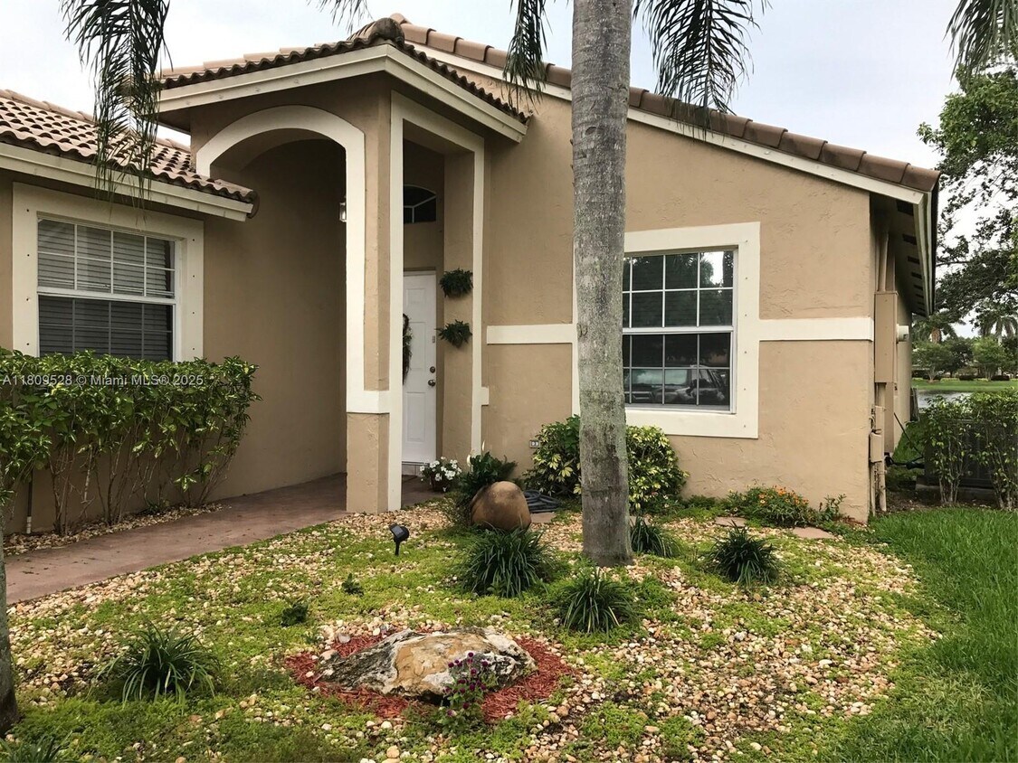 Foto principal - 4101 Sapphire Terrace