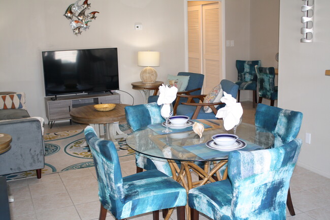 Dining Area - 4444 Swift Rd