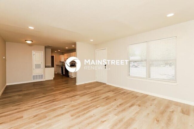 Foto del edificio - 4 Bedroom Pet-Friendly Home in San Antonio, TX with Main Street Renewal