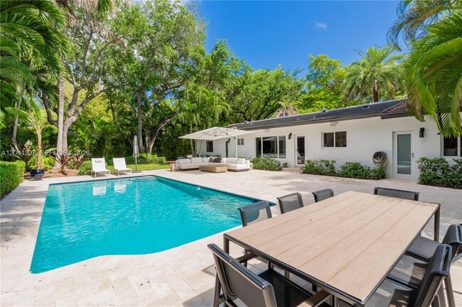 Foto del edificio - 1029 Mariposa Ave