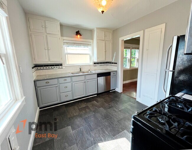 Building Photo - Inviting 2bd Craftsman Bungalow w/ Origina...