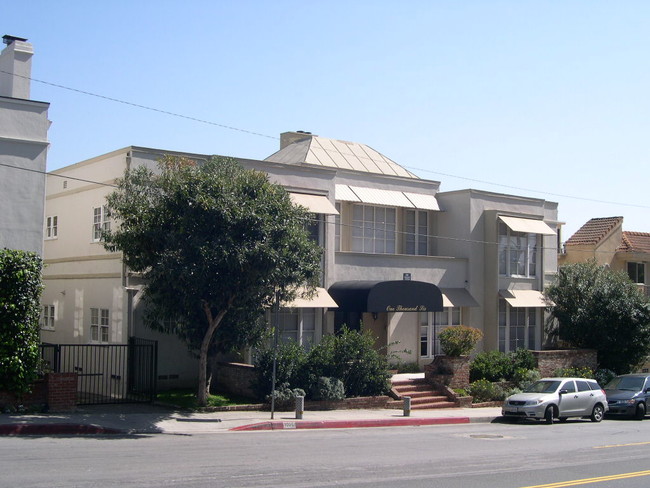 Building Photo - 1006 N Doheny Dr