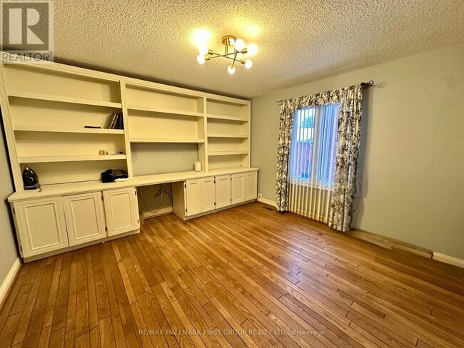 Building Photo - 492 Palmtree Crescent