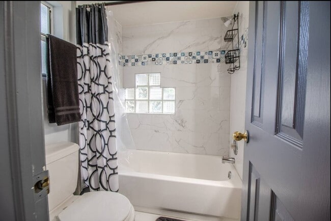 Building Photo - 1815 Larkin Ave