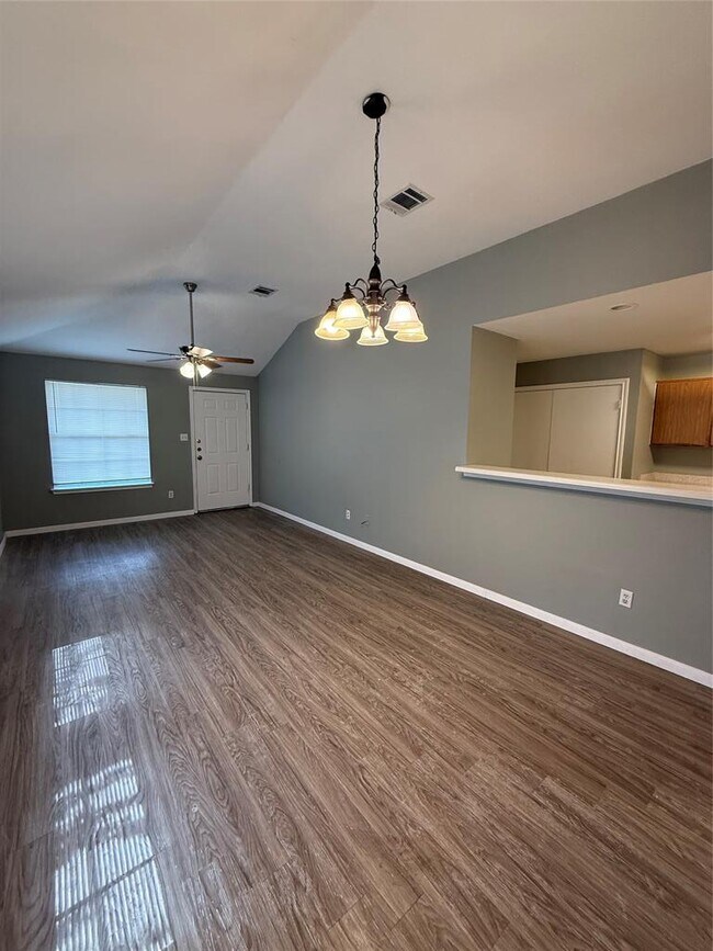 Foto del edificio - 2221 Creekside Ln