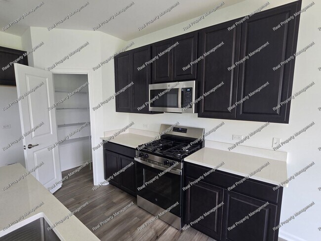 Foto del edificio - New Construction 3 Bedroom Townhome