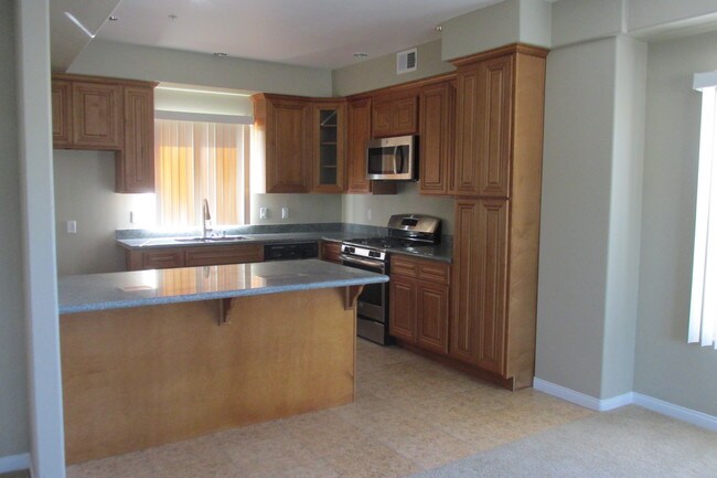 Cocina con encimeras de granito - 3000 E 8th St